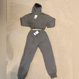 Zara long sleeve sweatsuit set with hoodie
Size: XS, S